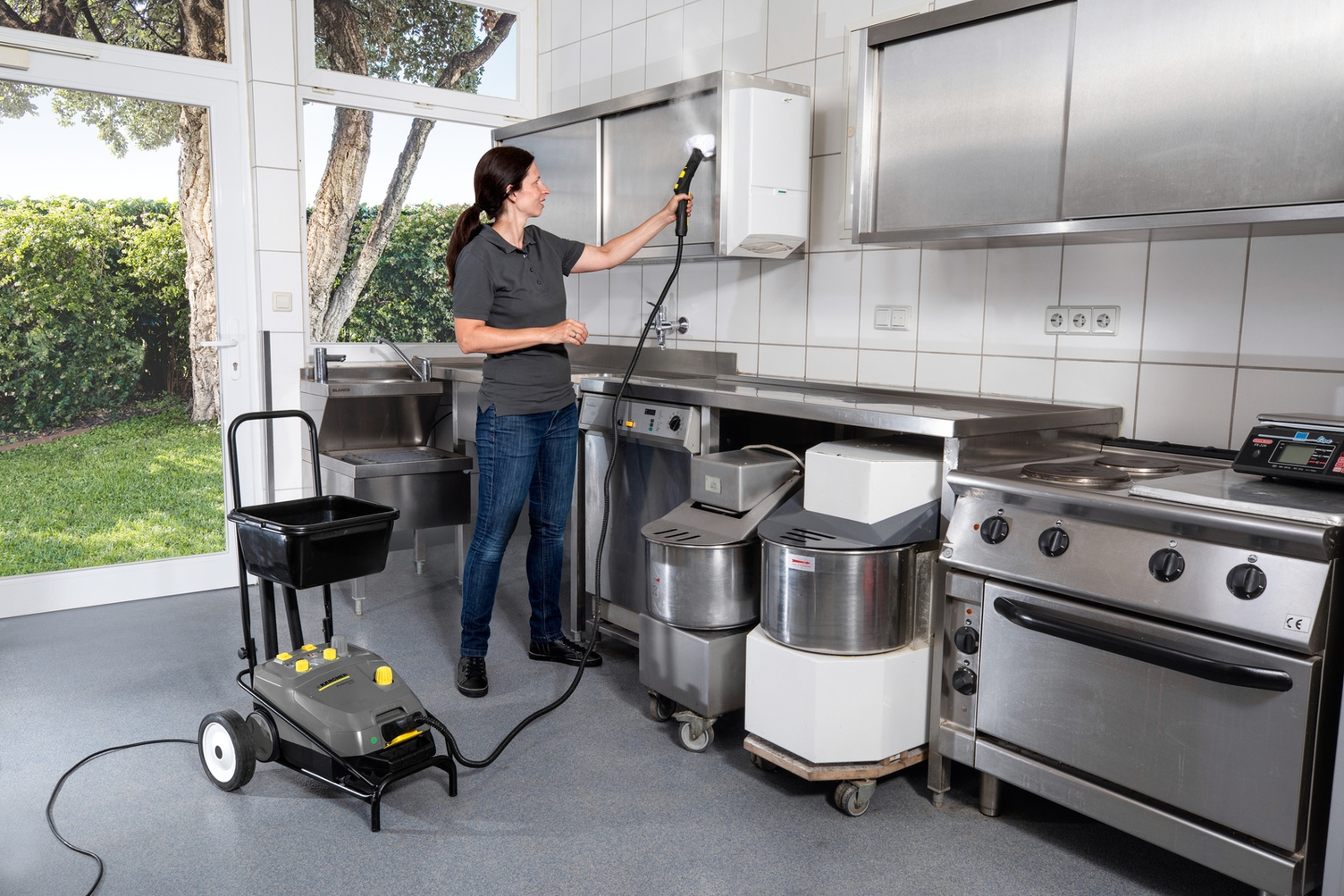 Een keuken schoonmaken met een professionele stoomreiniger Een keuken schoonmaken met een professionele stoomreiniger