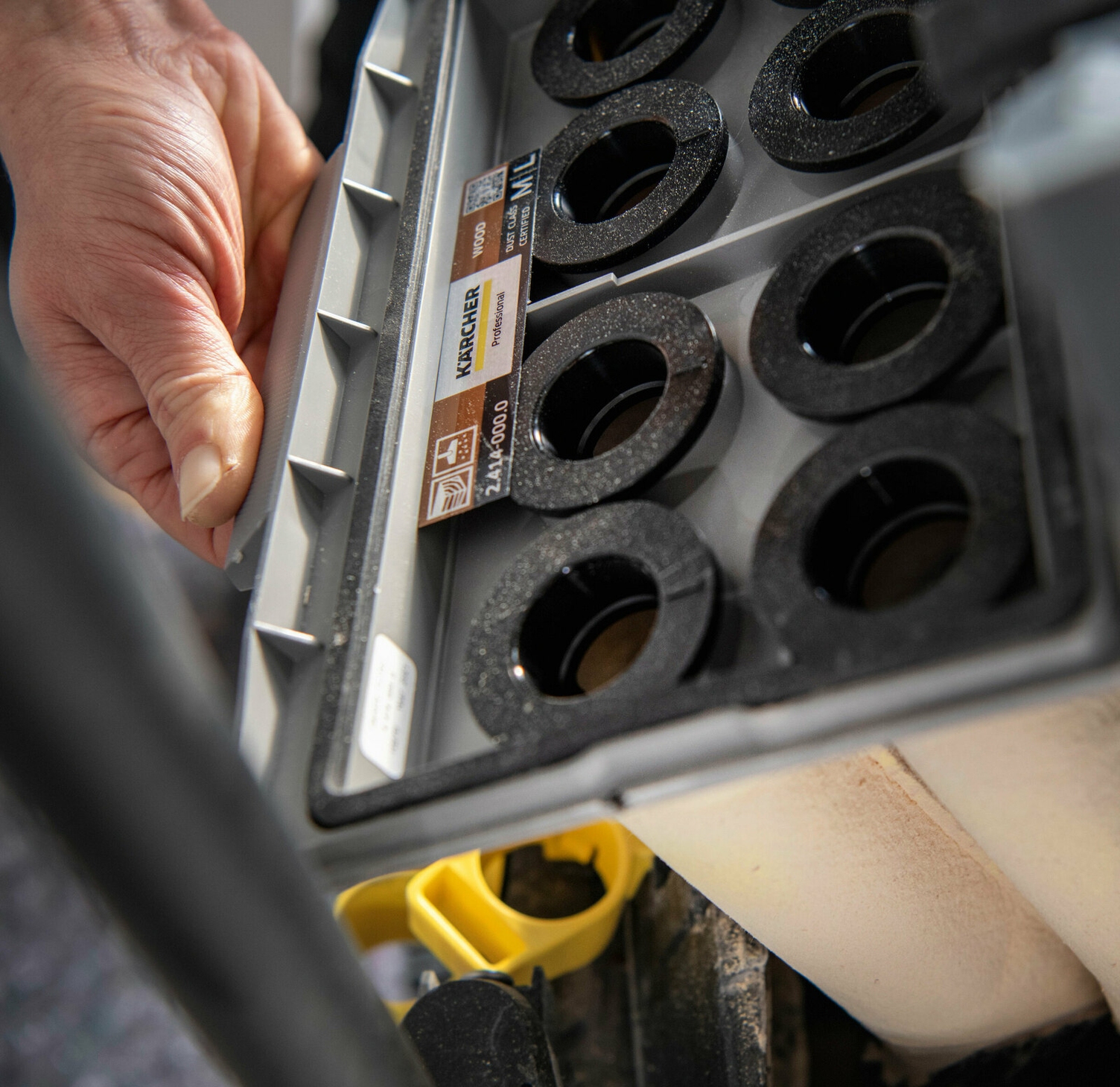 Kaarsenfilters zijn bijzonder geschikt voor houtstof Een hand op de Kärcher filter