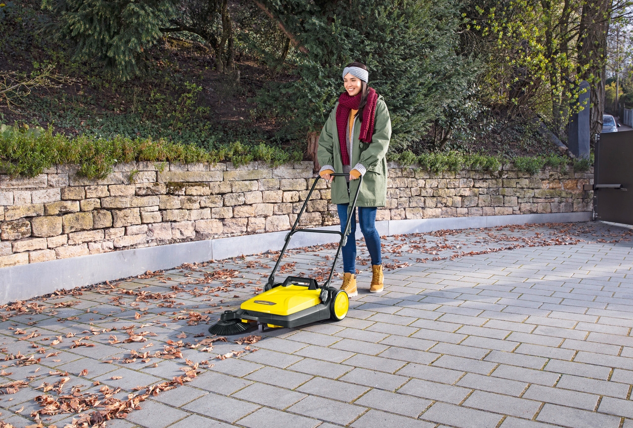 Bladeren ruimen met een Kärcher veegmachine