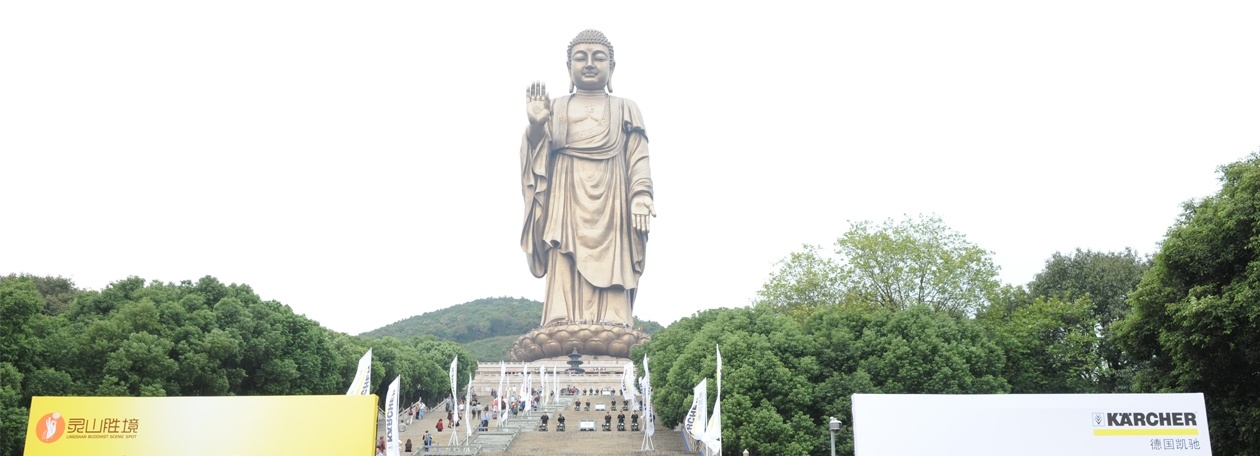 Cultuursponsorproject van Kärcher bij het Lingshan-monument in China. Het enorme bronzen standbeeld van de Grote Boeddha van Lingshan tijdens een reinigingsproject door Kärcher.
