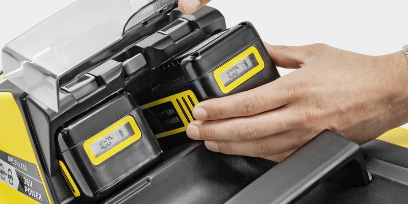 Twee batterijen van 18 V op de Kärcher accu grasmaaier.