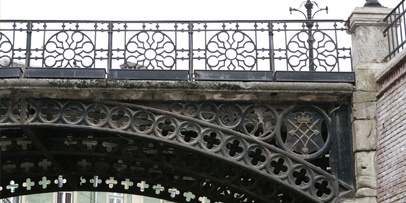 Het gereinigde gietijzeren vlechtwerk en de balustrade van de Brug van de Leugenaars na restauratie door Kärcher