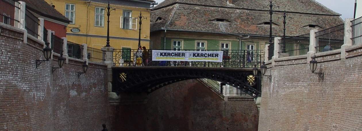 De gietijzeren Brug van de Leugenaars in Sibiu met Kärcher-spandoeken tijdens het restauratieproject.