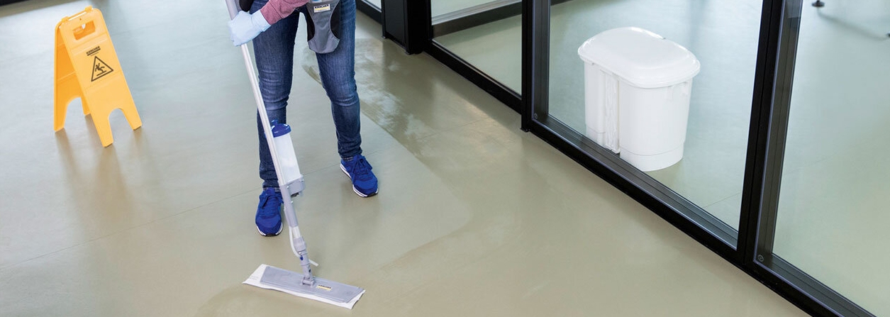 Vrouw maakt vloer manueel schoon met een dweil