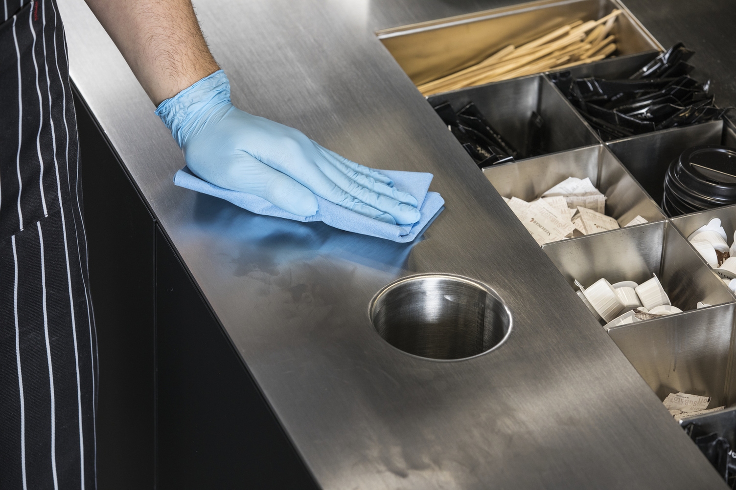 Handmatig schoonmaken van de verkoopruimte