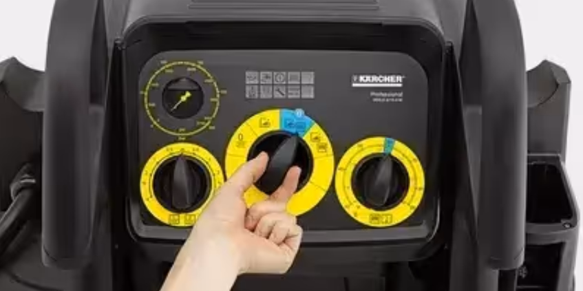 Persoon zet de warmwater hogedrukreiniger op eco!efficiency stand