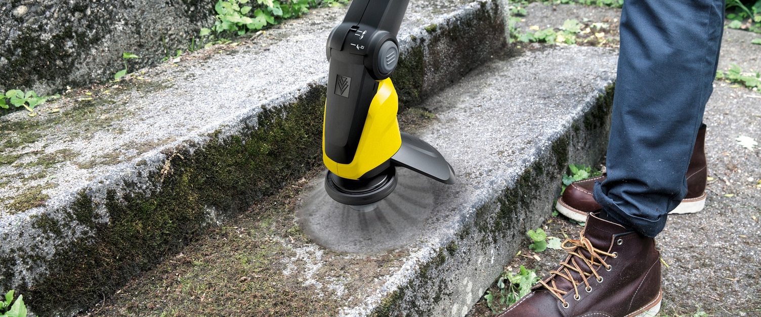 Mos verwijderen van trappen met een Kärcher onkruidverwijderaar