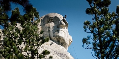 Het gereinigde gelaat van George Washington torent boven de dennenbossen van South Dakota uit.