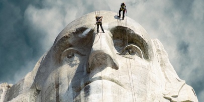 Lagedruk-stoomreiniging op de neus en kin van George Washington met klimmers op de top.