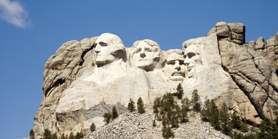 Het volledige Mount Rushmore National Memorial met de vier Amerikaanse presidenten.