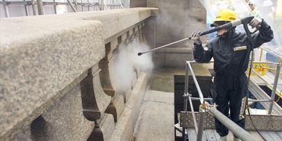 Wegspoelen van achtergebleven vuil- en straalmiddelresten met heet water Een technicus spoelt met een warmwater-hogedrukreiniger HDS 13/15 de balustrade van de Nihonbashi-brug schoon.