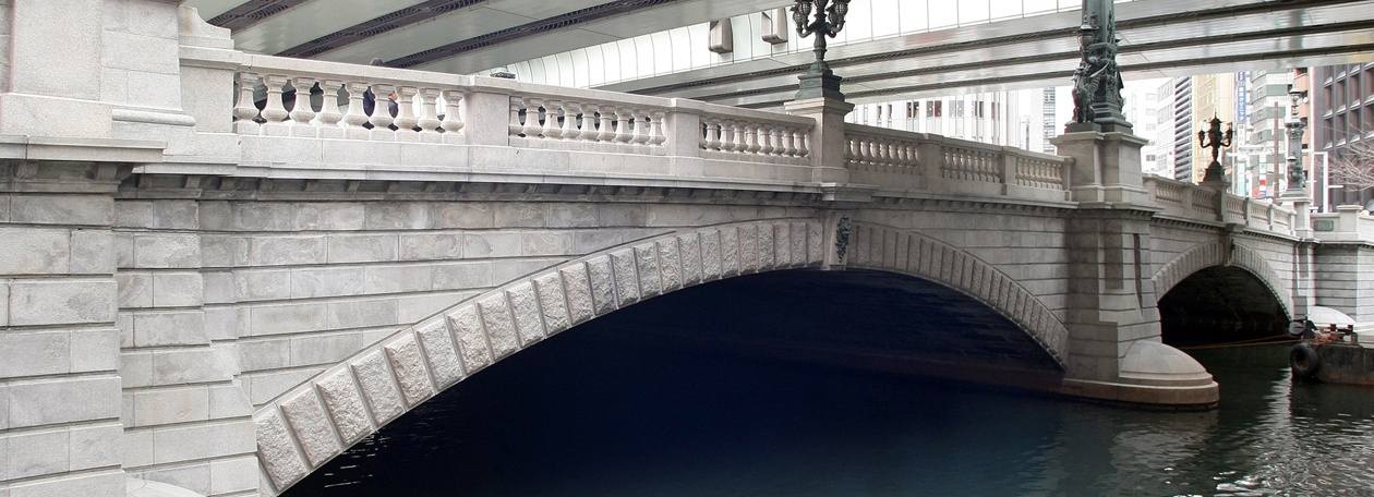 De gereinigde 100-jarige granieten Nihonbashi-brug, het symbolische middelpunt van Tokio Zijaanzicht van de historische granieten Nihonbashi-brug in Tokio na de reiniging door Kärcher.