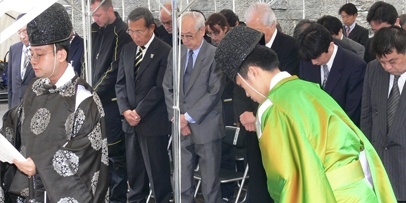 Plechtige openingsceremonie van het Duits-Japanse Kärcher-reinigingsproject Aanwezigen en vertegenwoordigers buigen tijdens de Shinto-ceremonie op de Nihonbashi-brug.