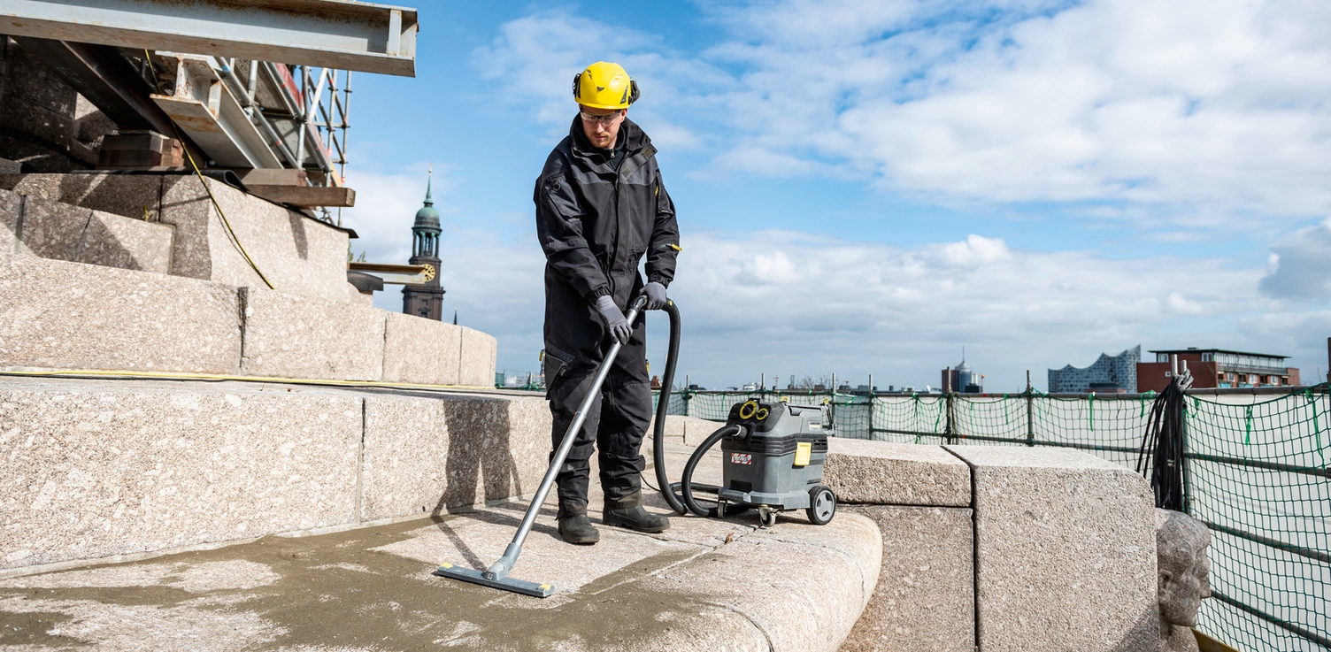 Persoon maakt een monument schoon met een professionele waterstofzuiger Persoon maakt een monument schoon met een professionele waterstofzuiger