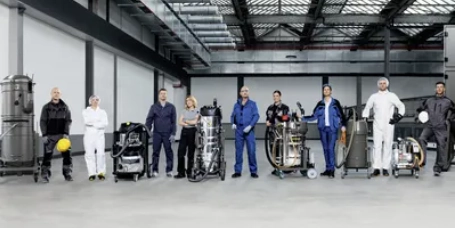 Mensen staan naast verschillende soorten industriezuigers