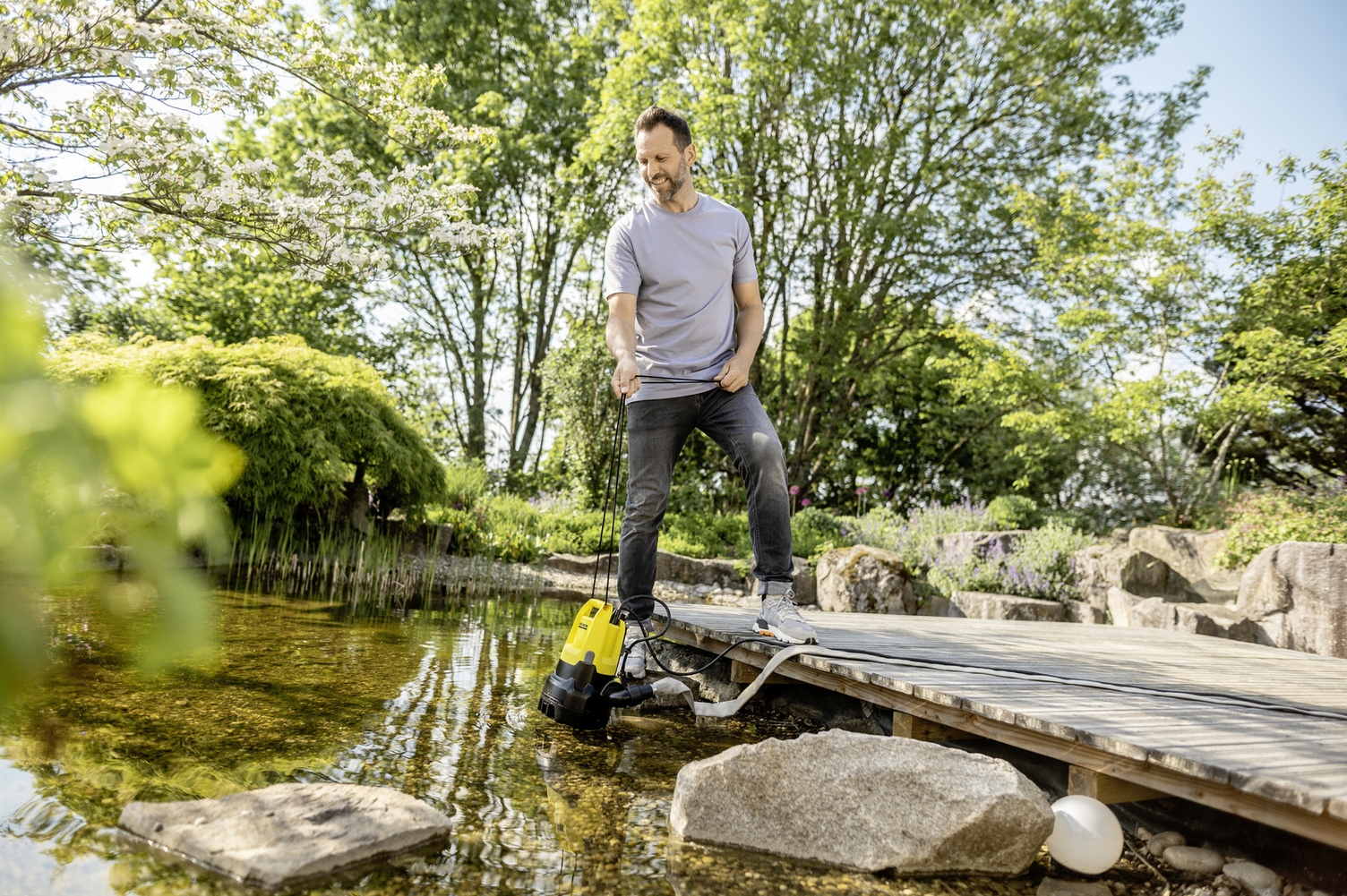 Water uit de vijver pompen met een dompelpomp van Kärcher