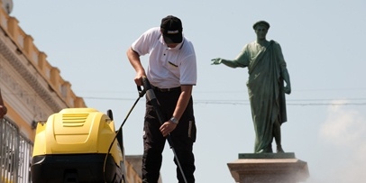 Bekijk hoe Kärcher cultureel erfgoed in Odessa helpt te beschermen. Een Kärcher-reiniger verwijdert vuil van de historische Potemkin-trap in Odessa.