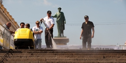 Bekijk hoe Kärcher cultureel erfgoed in Odessa helpt te beschermen Een Kärcher-reiniger verwijdert vuil van de historische Potemkin-trap in Odessa.