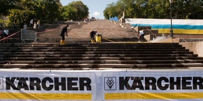 Onderdeel van het internationale Kärcher-cultuurprogramma ter behoud van monumenten. Een Kärcher-reiniger verwijdert vuil van de historische Potemkin-trap in Odessa.