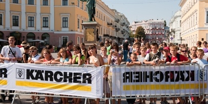 Kärcher helpt cultureel erfgoed in Odessa te beschermen. Het volk kijkt toe tijdens de grondige reiniging van de monumentale Potemkin-trap in Odessa door Kärcher.
