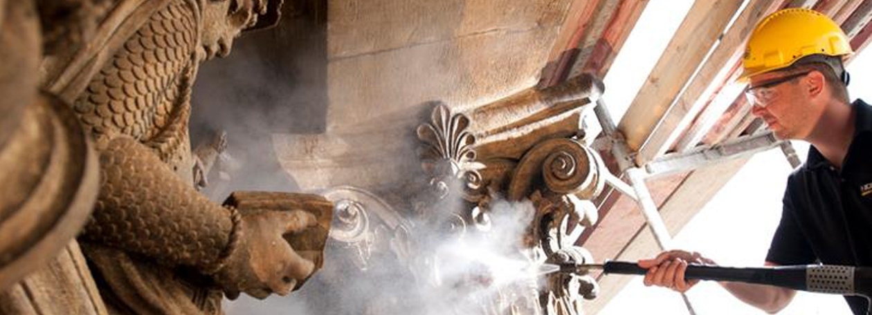 Gevoelige gevelrestauratie van het 130 jaar oude theatergebouw in Praag door Kärcher Een specialist reinigt het zandstenen beeldhouwwerk van het Nationale Theater in Praag met een Kärcher-warmwater-hogedrukreiniger.