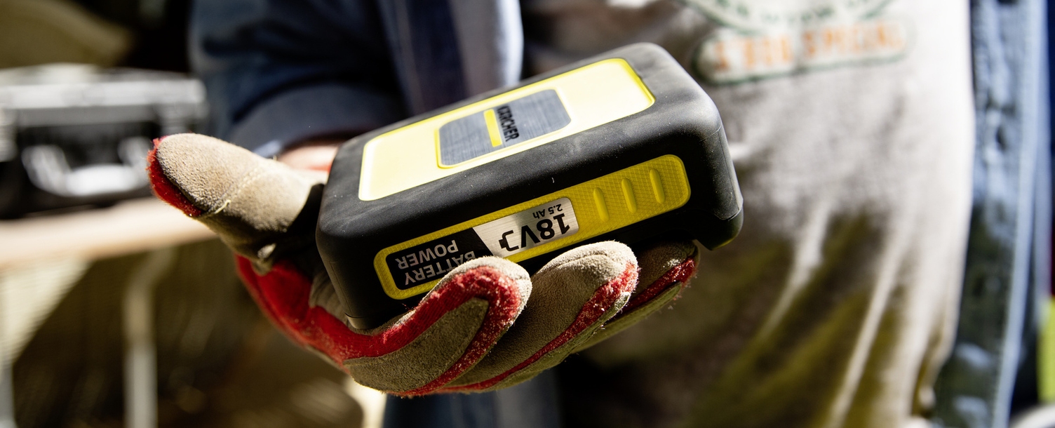 Kärcher Battery Power Een batterij van Kärcher in een hand