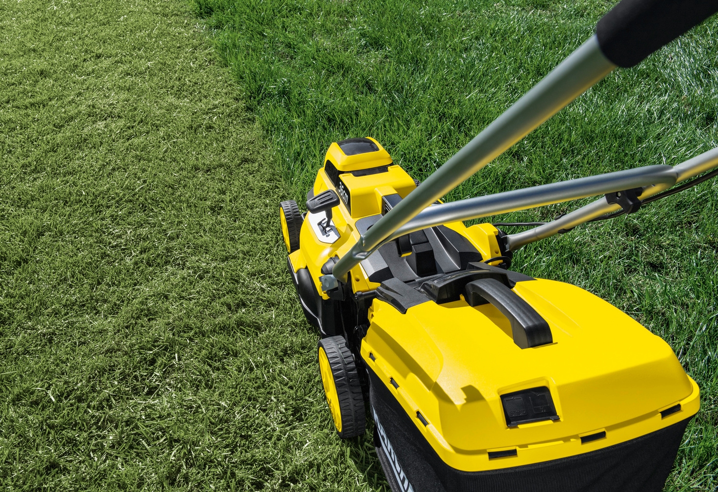 Het gras maaien met een Kärcher grasmaaier