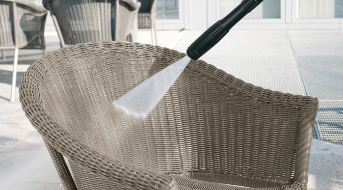 Een rotan stoel wordt schoongemaakt met schuim