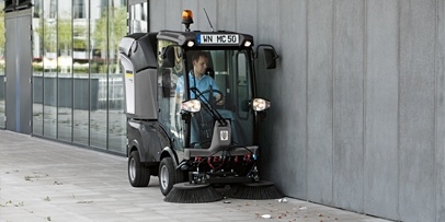 Kärcher veegmachines buiten Kärcher MC 50 veegmachine veegt buiten naast muur