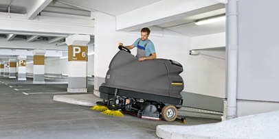 Schrobmachine in parkeergararage Kärcher schrobmachine rijdt op helling in ondergrondse parkeergarage