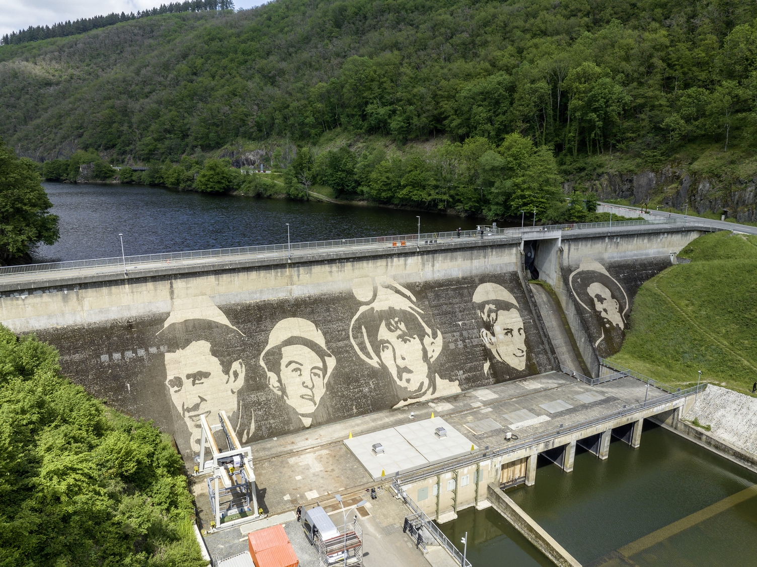 Reverse graffiti op damwand in Luxemburg