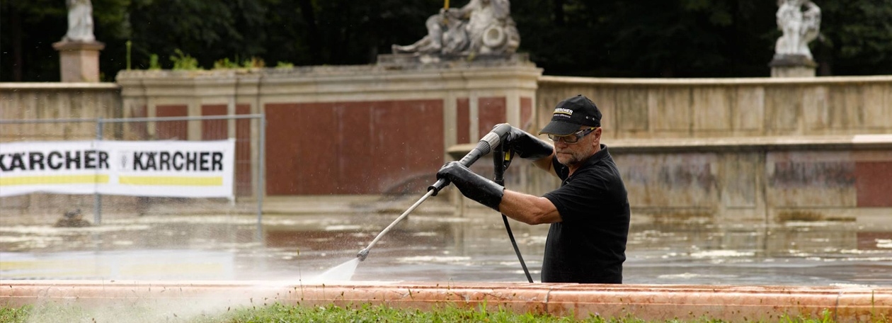 Restauratorische reiniging van kalk en algen bij de grote cascade in München Een Kärcher-medewerker reinigt de marmeren randen van de grote cascade in Schlosspark Nymphenburg.