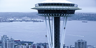 Acht weken durende restauratierestauratie van de beroemde toren in de staat Washington Het 184 meter hoge gebouw van de Space Needle torent boven de haven en stad Seattle uit.
