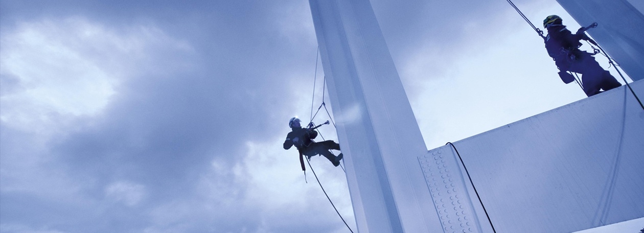 Nachtelijke reiniging van het 184 meter hoge stalen herkenningsteken van Seattle met warm water onder hoge druk Twee industriële klimmers van Kärcher hangen aan touwen aan de staalconstructie van de Space Needle in Seattle.