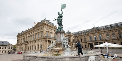 Overzicht van de Frankoniabrunnen op het plein voor de Würzburger Residenz tijdens de testreiniging door Kärcher.