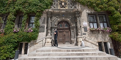 Overzicht van de testreinigingswerkzaamheden aan het bordes en de gevel van het historische stadhuis van Quedlinburg.