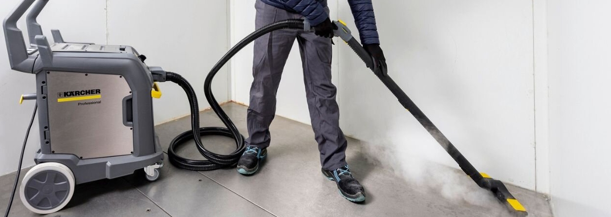 schoonmaken met stoomzuiger persoon maakt schoon met een stoomzuiger