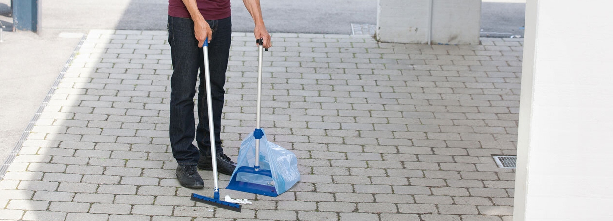 Vegen Persoon veegt de straat