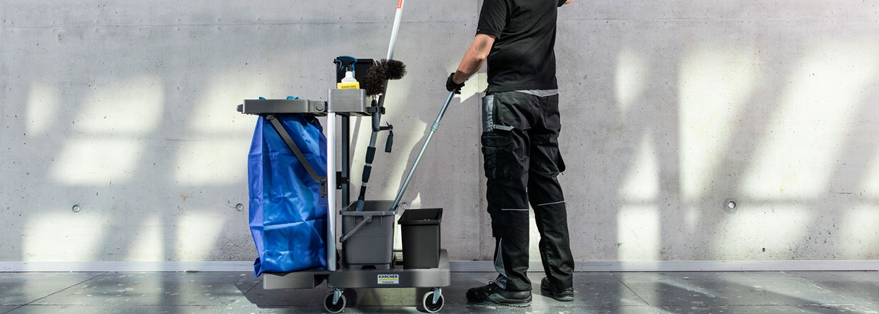 Persoon maakt schoon met behulp van een swift trolley