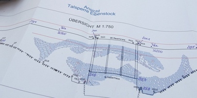 Het gedigitaliseerde ontwerp en gridplan op schaal 1:750 voor het project 'Fisch-Reich' De technische ontwerptekening van de twee forellen op de schaaltekening van het stuwmeer Eibenstock.