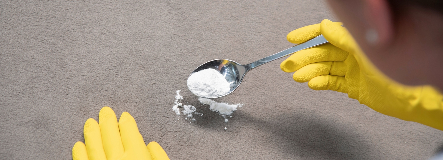 Beste huismiddelen om tapijten schoon te maken Vlekken uit tapijt halen met baking soda