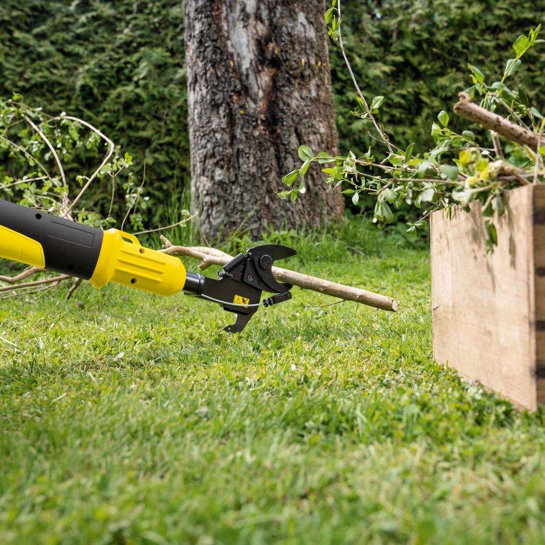 De takkenschaar is geschikt voor zowel groen als droog hout.