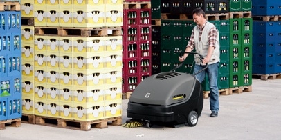 Vegen in magzijn Kärcher veegmachine in magazijn met palletten
