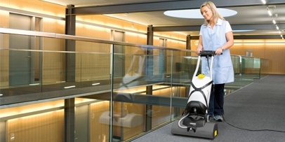 Kantoren in transport Tapijtreiniging met een Kärcher BRC machines