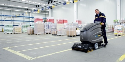 Transport en koelinstallatie Koelinstallatie of koelmagazijn wordt gereinigd met een Kärcher schrobmachine
