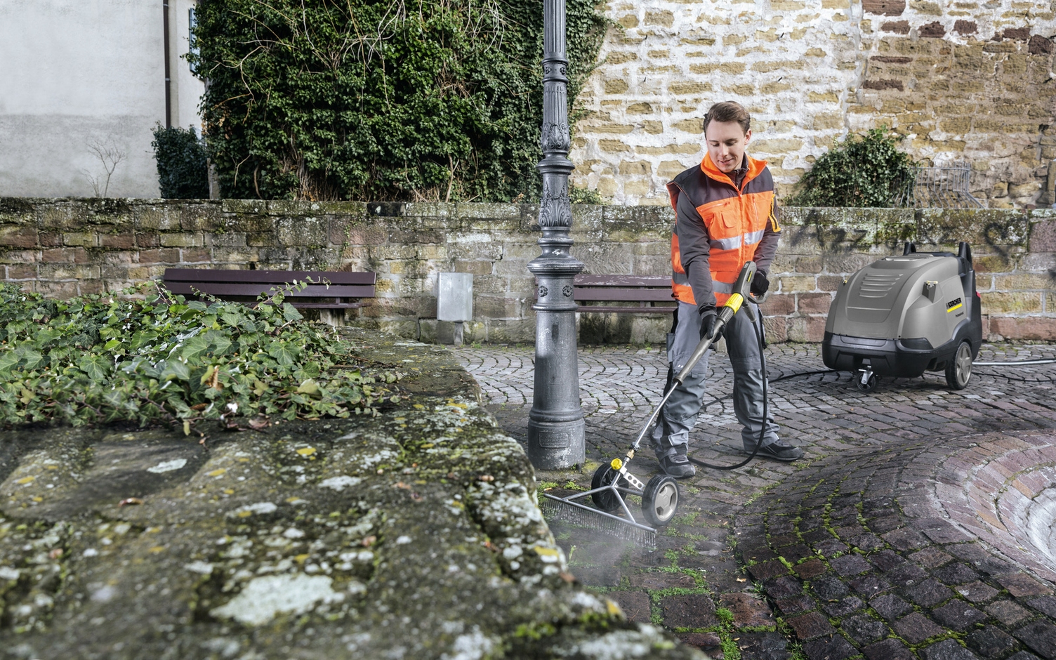 Onkruid vernietigen met heet water