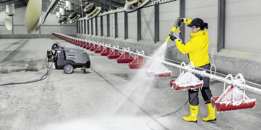 Kippenkwekerij reinigen met een Kärcher hogedrukreiniger
