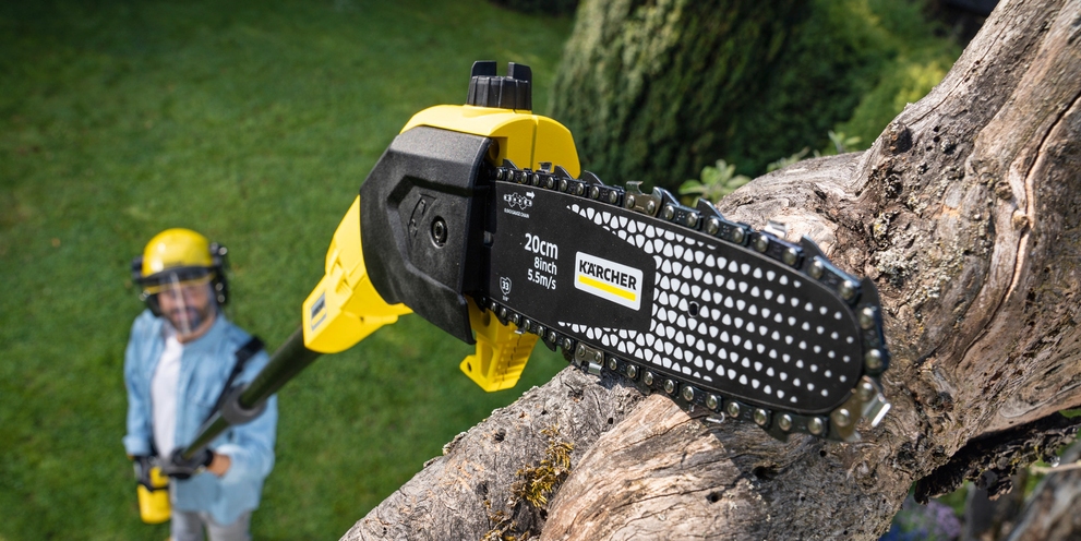 Takken snoeien met een Kärcher batterij aangedreven takkenschaar