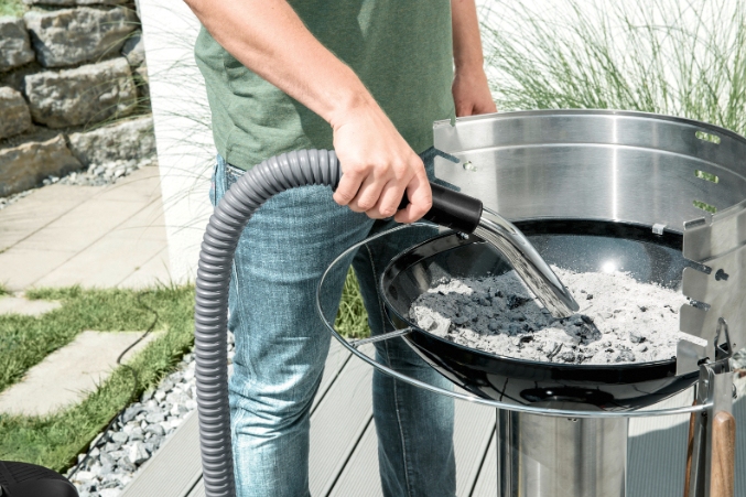 Aszuiger grill Man gebruikt aszuiger om de grill schoon te maken
