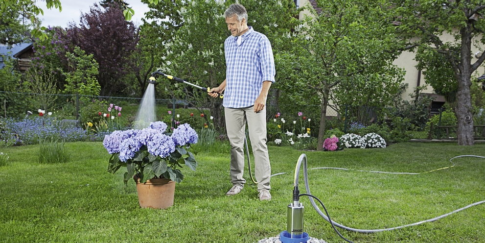 Waterpomp in een waterput Waterpomp in een waterput